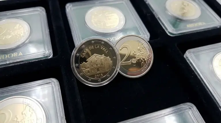 Moneta da 2 euro Andorra 2015 in primo piano, con altri esemplari custoditi in capsule su vassoio da collezione