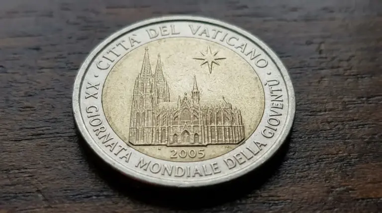 Moneta da 2 euro Vaticano 2005 commemorativa, fotografata in primo piano su una superficie di legno