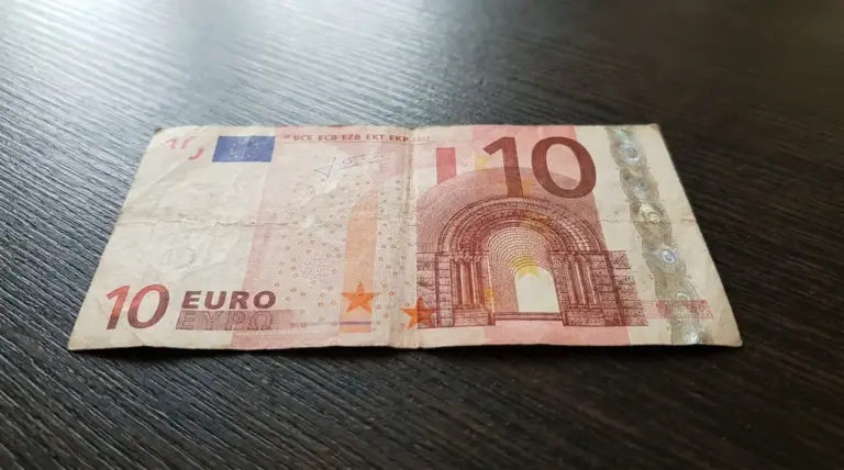 Banconota da 10 euro usurata appoggiata su un tavolo, legata al tema della prossima dismissione