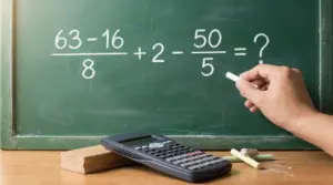 Lavagna con espressione matematica scritta in gesso, mano che tiene un gessetto e calcolatrice sul banco