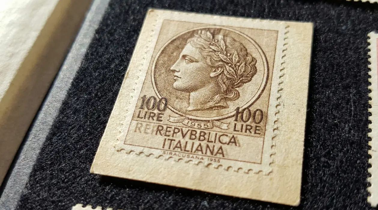 Primo piano di un francobollo Siracusana 1955 da 100 lire con possibile errore di stampa