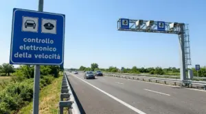 Cartello di controllo elettronico della velocità e portale autovelox su una strada a più corsie