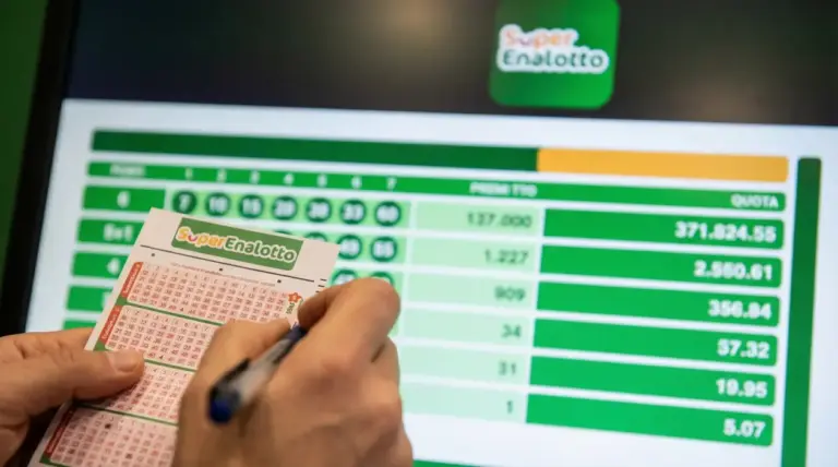 Persona compila una schedina del Superenalotto davanti a uno schermo con risultati e importi della vincita